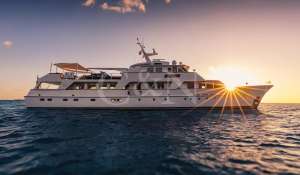 Charter Motor Yacht 