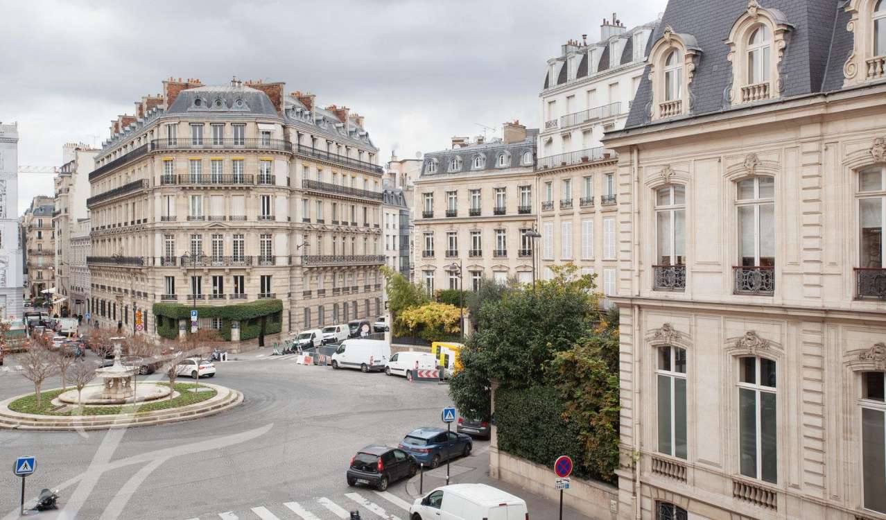 Office for sale in 66 AVENUE DES CHAMPS ELYSEES / 49-51 RUE DE PONTHIEU  75008 PARIS - FR27008